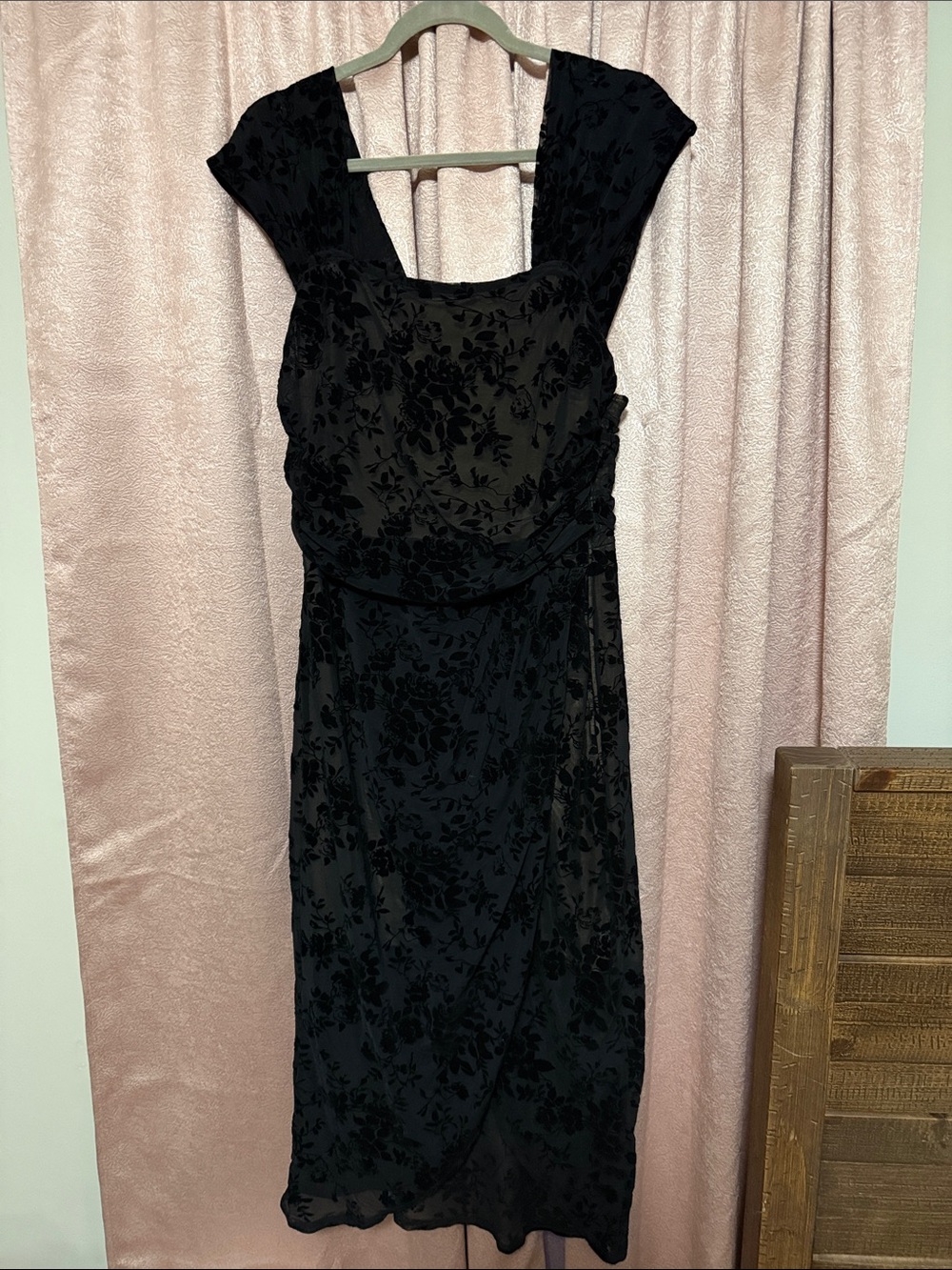 Source Unknown Black Velvet Floral Midi Dress